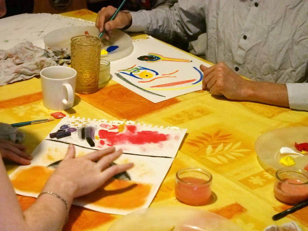peintures mains participants peindre pastel fusain feuilles table thé créativité développer apprendre couleurs coloré phobie sociale problèmes relationnels