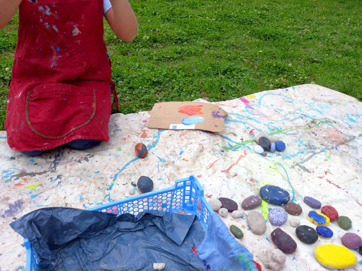 art participatif, évènement festif, peinture galets enfants extérieur lyon 8