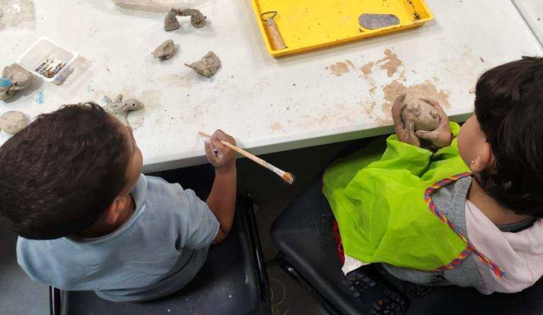 créer du lien parents enfants atelier modelage et assemblage de matériaux originaux et argile à St Priest dans un centre social