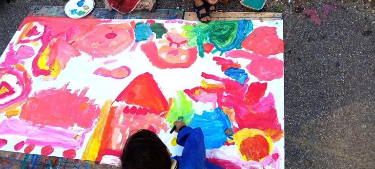art collaboratif art participatif fresque commune peinture enfants couleurs Lyon Oullins
