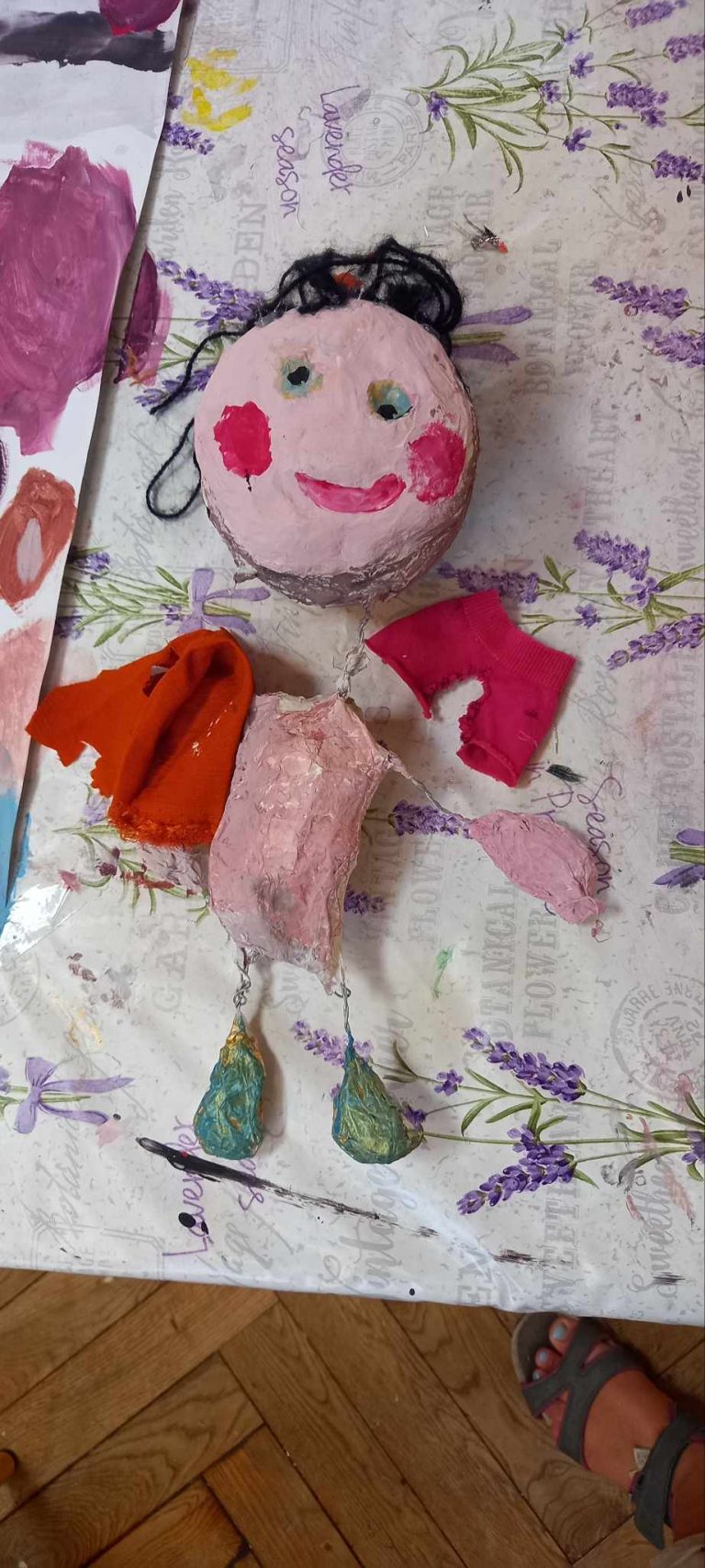marionnette en papier maché et fil de fer, peinture colorée. Créée par un enfant stage d'arts plastiques.