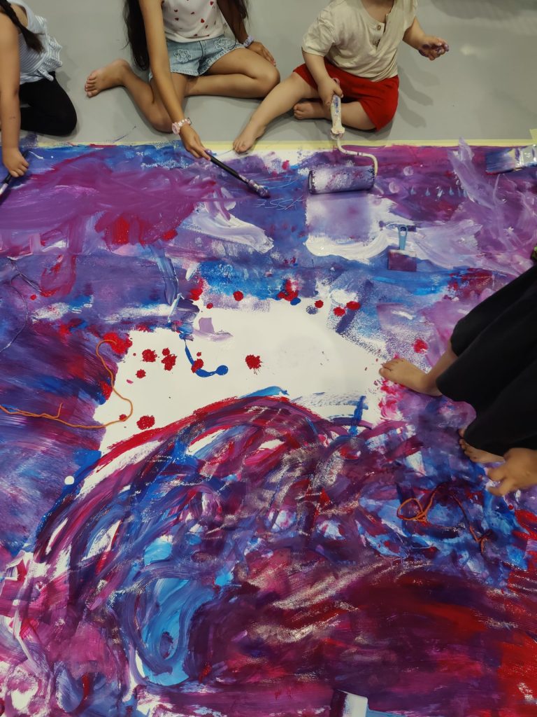 creche relais petite enfance assistantes maternelles atelier peinture stimuler sa créativité formation